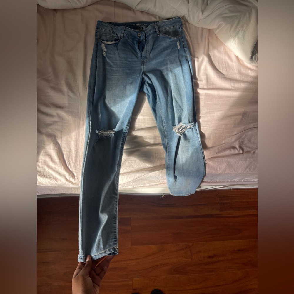 Light Wash Distressed Skinny Jeans/Jeggings